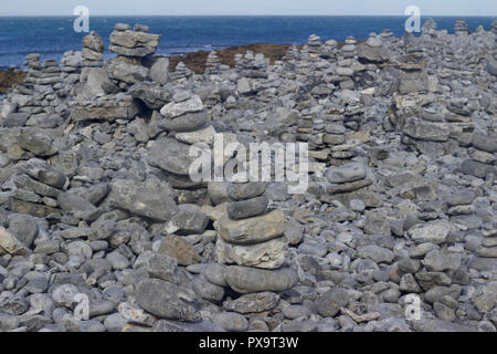 Stapel von zen Steine sind über der Küste von einer ländlichen Küste in Irland verstreut Stockfoto