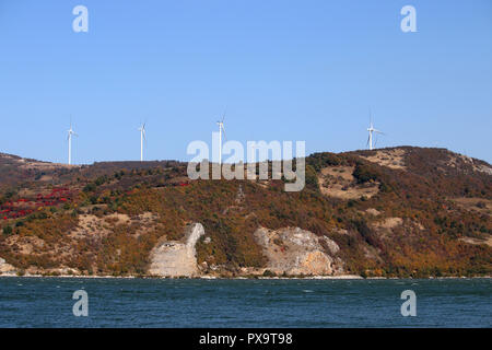 Windkraftanlagen auf dem Hügel Landschaft Stockfoto