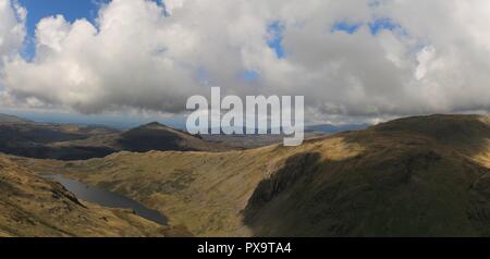 Blick Richtung Seathwaite Tarn von der Coniston Gebirgskette im englischen Lake District, Cumbria GROSSBRITANNIEN. Stockfoto