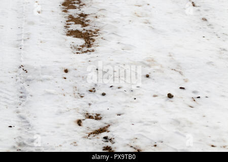 Schneeverwehungen im Winter Straße Stockfoto