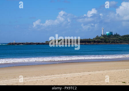 Strand, Meer und Felsen in Mooloolaba, Sunshine Coast, Australien Stockfoto