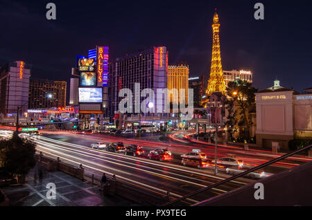 Lange Belichtung des Verkehrs auf der Kreuzung von East Flamingo Road & Las Vegas Boulevard Las Vegas, Nevada, USA Stockfoto