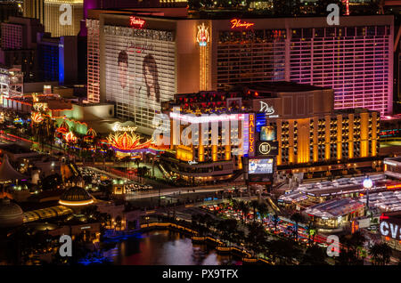 Lange Belichtung des Las Vegas Boulevard in Las Vegas bei Nacht Stockfoto