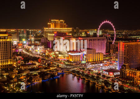 Lange Belichtung des Las Vegas Boulevard in Las Vegas bei Nacht Stockfoto