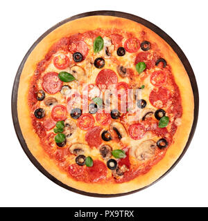 Pepperoni Pizza, auf einem weißen Hintergrund isoliert, mit Freistellungspfad Stockfoto