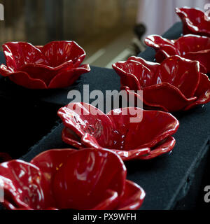 Keramik Mohnblumen in der St. Mary's Church, Warwick Mohn 2018 Stockfoto