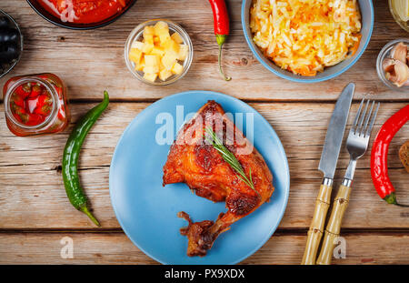 Tisch. Verschiedene Gerichte und Snacks auf einer hölzernen antiken Tisch mit Hähnchen Grill und Lagerbier. Das Konzept der Essen im Freien Stockfoto