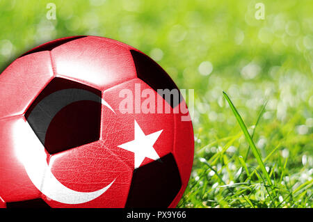 Fußball auf Gras mit Flagge der Türkei malte auf es Stockfoto