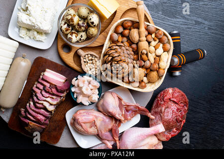 Proteinreiche Lebensmittel für Bodybuilder von mageres Steak, Schweinefleisch Pastete, Milch, Käse, Hähnchen, Garnelen Eier, Bohnen, Nüsse, mit hantel Gewichte, Protein quellen Er Stockfoto