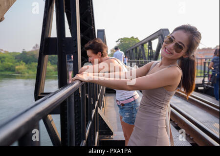 Zwei touristische Frauen an Tod Eisenbahnbrücke über den Fluss Kwai Stockfoto