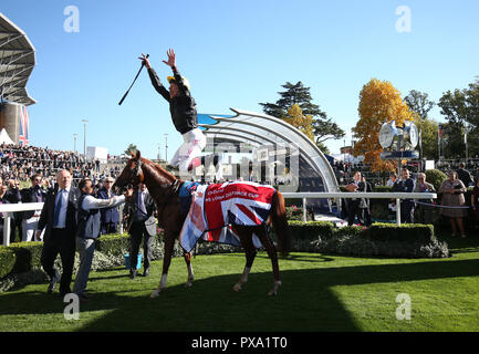 Stradivari und Frankie Dettori nach dem Gewinn der QIPCO britische Champions Long Distance Cup Rennen während der QIPCO britische Champions Day in Ascot Pferderennbahn. Stockfoto