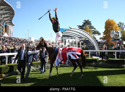 Stradivari und Frankie Dettori nach dem Gewinn der QIPCO britische Champions Long Distance Cup Rennen während der QIPCO britische Champions Day in Ascot Pferderennbahn. Stockfoto