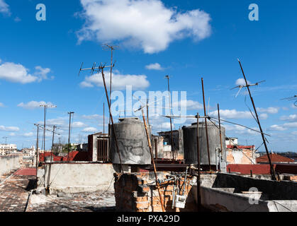 Antennen auf den Dächern vor blauem Himmel Stockfoto