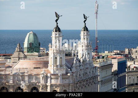 Türme der Theater Centro Gallego und Skyline von Havanna Stockfoto