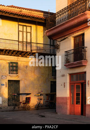 Eine Rikscha eine Havanna Fassaden im warmen Morgenlicht. Stockfoto