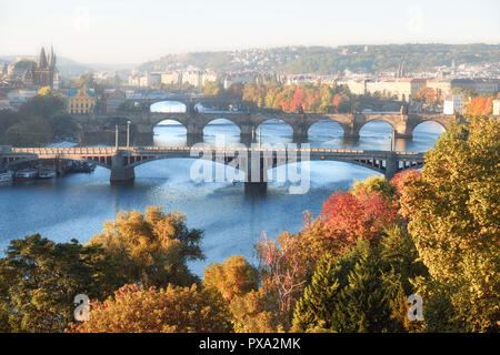 Prag und sechs Brücken an der Moldau in Prag, Tschechische Republik, an einem nebligen Morgen im Herbst Stockfoto