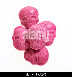 Fünf rote Armee Schädel, Ecstasy, MDMA oder Medikamente wie ein Schädel auf weißem Hintergrund geprägt. Stockfoto