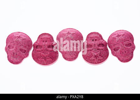 Fünf rote Armee Schädel, Ecstasy, MDMA oder Medikamente wie ein Schädel auf weißem Hintergrund geprägt. Stockfoto