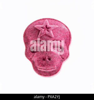 Eine Rote Armee Schädel, Ecstasy, MDMA oder Medikamente Pille wie ein Schädel auf weißem Hintergrund geprägt. Stockfoto