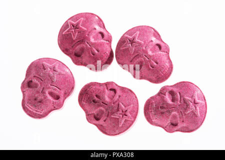 Fünf rote Armee Schädel, Ecstasy, MDMA oder Medikamente wie ein Schädel auf weißem Hintergrund geprägt. Stockfoto