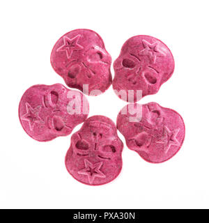 Fünf rote Armee Schädel, Ecstasy, MDMA oder Medikamente wie ein Schädel auf weißem Hintergrund geprägt. Stockfoto