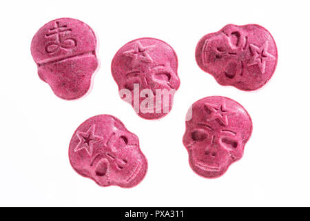 Fünf rote Armee Schädel, Ecstasy, MDMA oder Medikamente wie ein Schädel auf weißem Hintergrund geprägt. Stockfoto