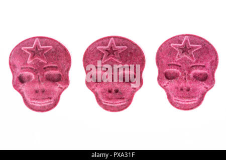 Drei fünf Rote Armee Schädel, Ecstasy, MDMA oder Medikamente wie ein Schädel auf weißem Hintergrund geprägt. Stockfoto