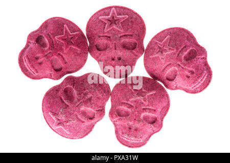 Fünf rote Armee Schädel, Ecstasy, MDMA oder Medikamente wie ein Schädel auf weißem Hintergrund geprägt. Stockfoto