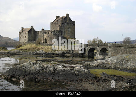 Das 13. Jahrhundert schottischen Castle, Eilean Donan Castle, sitzt auf einer kleinen Insel im Loch Duich und kann nur durch einen Damm erreicht werden. Das Schloss ist einer der beliebtesten und attraktivsten, Burgen in Schottland und Tausende von Touristen strömen mit seiner einzigartigen Lage jedes Jahr. Stockfoto