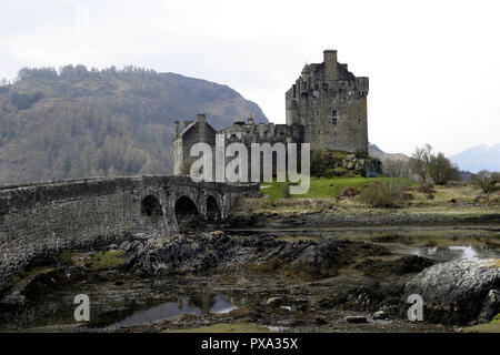 Das 13. Jahrhundert schottischen Castle, Eilean Donan Castle, sitzt auf einer kleinen Insel im Loch Duich und kann nur durch einen Damm erreicht werden. Das Schloss ist einer der beliebtesten und attraktivsten, Burgen in Schottland und Tausende von Touristen strömen mit seiner einzigartigen Lage jedes Jahr. Stockfoto