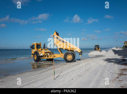Redington Beach, Pinellas County, Florida, USA., Freitag, 19 Oktober, 2018, Strand Lagerauffüllung, Verteilung der neuen, Sand auf den Strand, vorland Stockfoto