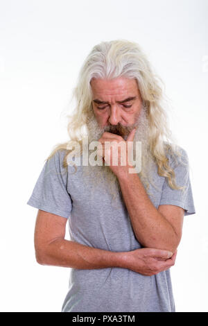 Studio shot von Sad älterer bärtiger Mann denken, während Dow suchen Stockfoto