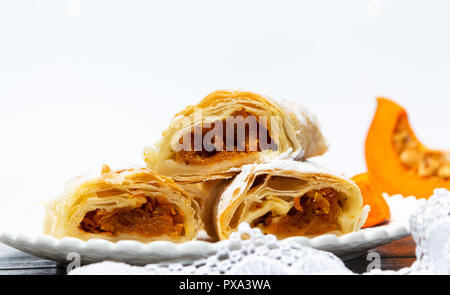 Hausgemachte Pumpkin Pie mit Zucker auf weißem Hintergrund Stockfoto