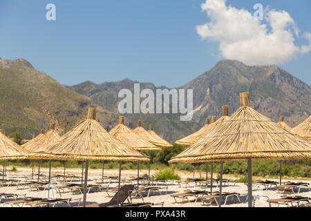 Sonnenschirme am Strand Borsh in Albanien. Steiniger Strand an der Adria. Stockfoto