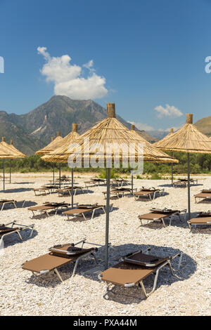 Sonnenschirme am Strand Borsh in Albanien. Steiniger Strand an der Adria. Stockfoto