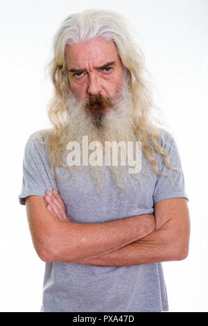 Studio shot der verärgerten älterer bärtiger Mann mit verschränkten Armen Stockfoto