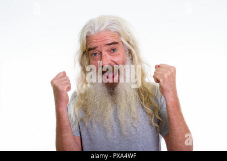 Studio shot von Happy älterer bärtiger Mann lächelnd, während sie ex Stockfoto