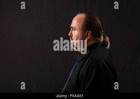 Porträt eines Mannes, der ein schwarzes Hemd mit Krawatte. Stockfoto