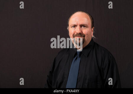 Porträt eines Mannes, der ein schwarzes Hemd mit Krawatte. Stockfoto