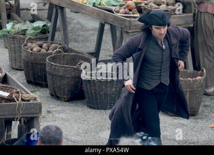 Dreharbeiten der letzten Serie von Poldark, Aiden Spaziergänge rund um die in den Hafen mit: Aidan Turner Wo: St Austell, Großbritannien Wann: 19 Aug 2018 Quelle: David Sims/WENN.com Stockfoto