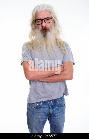 Studio shot der älteren bärtigen Mann, der beim Tragen eyeglas Stockfoto