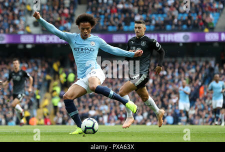 Leroy Sane von Manchester City in Aktion während des Spiels der Premier League im Etihad Stadium in Manchester. DRÜCKEN SIE VERBANDSFOTO. Bilddatum: Samstag, 20. Oktober 2018. Siehe PA-Geschichte SOCCER man City. Bildnachweis sollte lauten: Martin Rickett/PA Wire. EINSCHRÄNKUNGEN: Keine Verwendung mit nicht autorisierten Audio-, Video-, Daten-, Fixture-Listen, Club-/Liga-Logos oder „Live“-Diensten. Online-in-Match-Nutzung auf 120 Bilder beschränkt, keine Videoemulation. Keine Verwendung in Wetten, Spielen oder Veröffentlichungen für einzelne Vereine/Vereine/Vereine/Spieler. Stockfoto