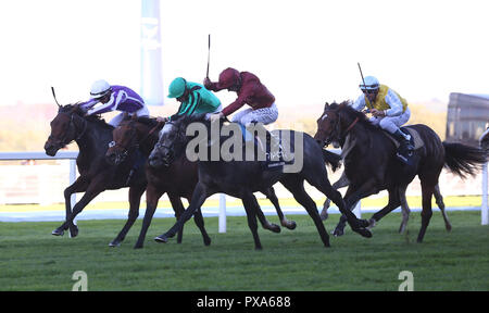 Brüllender Löwe und Oisin Murphy (rote Seide) führen das Feld home die Queen Elizabeth II Stakes Rennen während QIPCO britische Champions Day in Ascot Pferderennbahn run zu gewinnen. Stockfoto