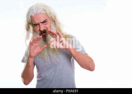 Studio shot der älteren bärtigen Mann Angst suchen Stockfoto