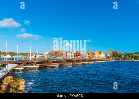 WILLEMSTAD, Niederlande - Januar 23, 2018: Blick auf die schwimmende Brücke. Kopieren Sie Platz für Text Stockfoto