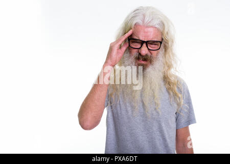 Studio shot der älteren bärtigen Mann mit Brille während Havin Stockfoto