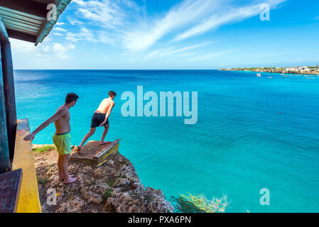 Leute springen von einer Klippe, Westpunt, Curacao, Niederlande. Kopieren Sie Platz für Text Stockfoto