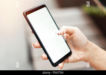 Frau hand Handy mit Leeren leeren Bildschirm. Stockfoto