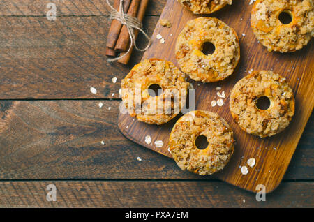 Apfelkuchen Donuts mit Zimt Haferflocken krümeln, hausgemachte Frisch gebackene Donuts Stockfoto