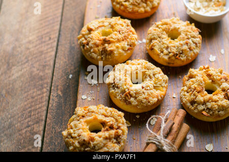 Apfelkuchen Donuts mit Zimt Haferflocken krümeln, hausgemachte Frisch gebackene Donuts Stockfoto